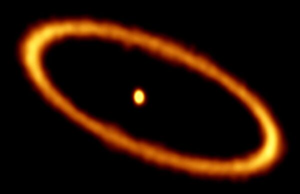 فم الحوت - نجم يقع في كوكبة الحوت الجنوبي، محاط بهالة من الغاز والنار والغبار - سبوتنيك عربي