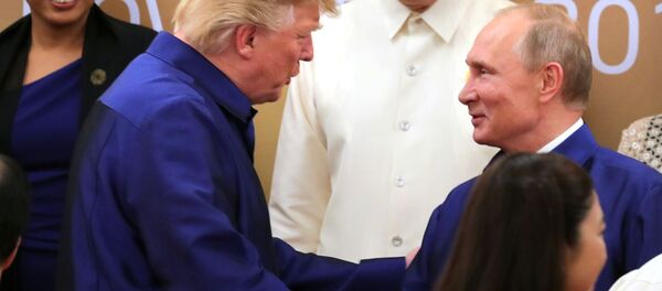 الرئيس الروسي فلاديمير بوتين  والرئيس الأمريكي دونالد ترامب يتصافحان في إطار قمة ابيك في الفيتنام - سبوتنيك عربي