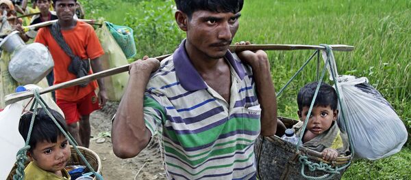 لاجئو الروهينغا يصلون مخيم بالوخالي للاجئين على الحدود بين ميانمار وبنغلادش لاجئو الروهينغا يصلون مخيم بالوخالي للاجئين على الحدود بين ميانمار وبنغلادش - سبوتنيك عربي