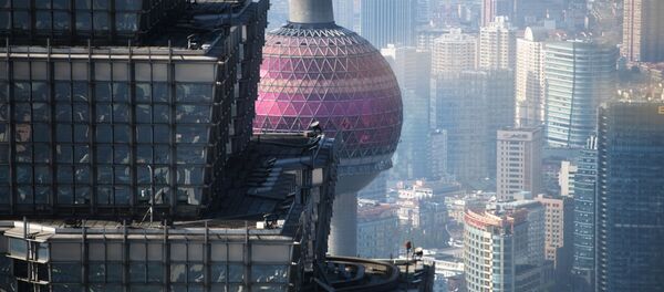 برج تزين ماو وبرج الإذاعة والتلفزيون اللؤلؤة الشرقية في شنغهاي، الصين - سبوتنيك عربي