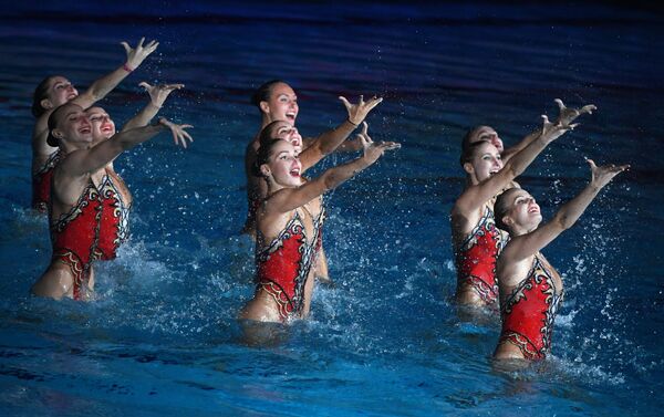 فريق السباحات الروسيات خلال عرض 20 عاما من الفوز تكريما لفوز الفريق الروسي على الساحة العالمية، في قصر دينامو للسباحة، موسكو - سبوتنيك عربي