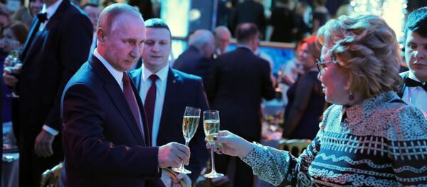 الرئيس فلاديمير بوتين خلال حفل رأس السنة بحضور الأهالي والأطفال في قصر الكرملين، موسكو 26 ديسمبر/ كانون الأول 2017 - سبوتنيك عربي