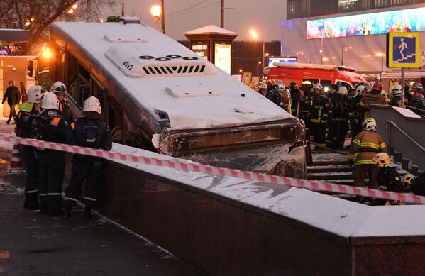 حادث مروع أسفر عن مقتل 5 أشخاص وإصابة 15 آخرين في موسكو، روسيا 25 ديسمبر/ كانون الأول 2017 - سبوتنيك عربي