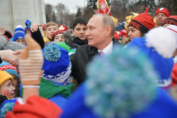 الرئيس فلاديمير بوتين خلال لقائه بالأطفال في قصر الكرملين (الذين حضروا لحفل رأس السنة)، موسكو 26 ديسمبر/ كانون الأول 2017 - سبوتنيك عربي