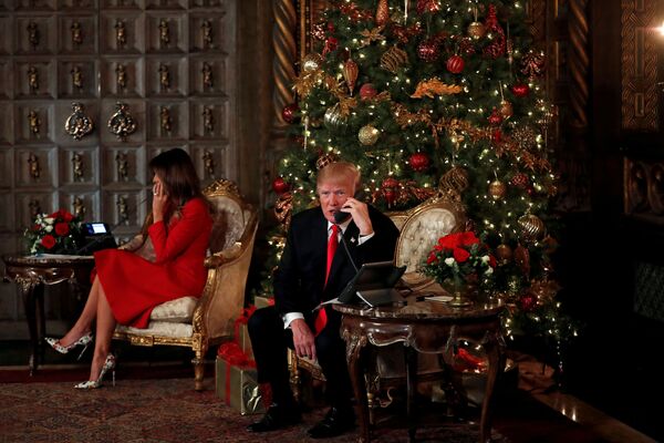 الاحتفالات بعيد الميلاد المجيد - الرئيس دونالد ترامب وزوجته ميلانيا ترامب يشاركان في تهنئة أطفال مار-أ-لاغو في بالم بيتش، في فلوريدا، الولايات المتحدة الأمريكية 24 ديسمبر/ كانون الأول 2017 - سبوتنيك عربي