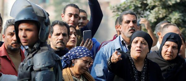 الناس بالقرب من موقع الهجوم على كنيسة مار مينا في منطقة حلوان على مشارف القاهرة - سبوتنيك عربي