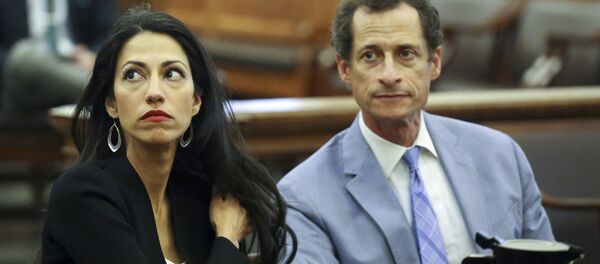 مساعدة هيلاري كلينتون، هما عابدين وطليقها - سبوتنيك عربي