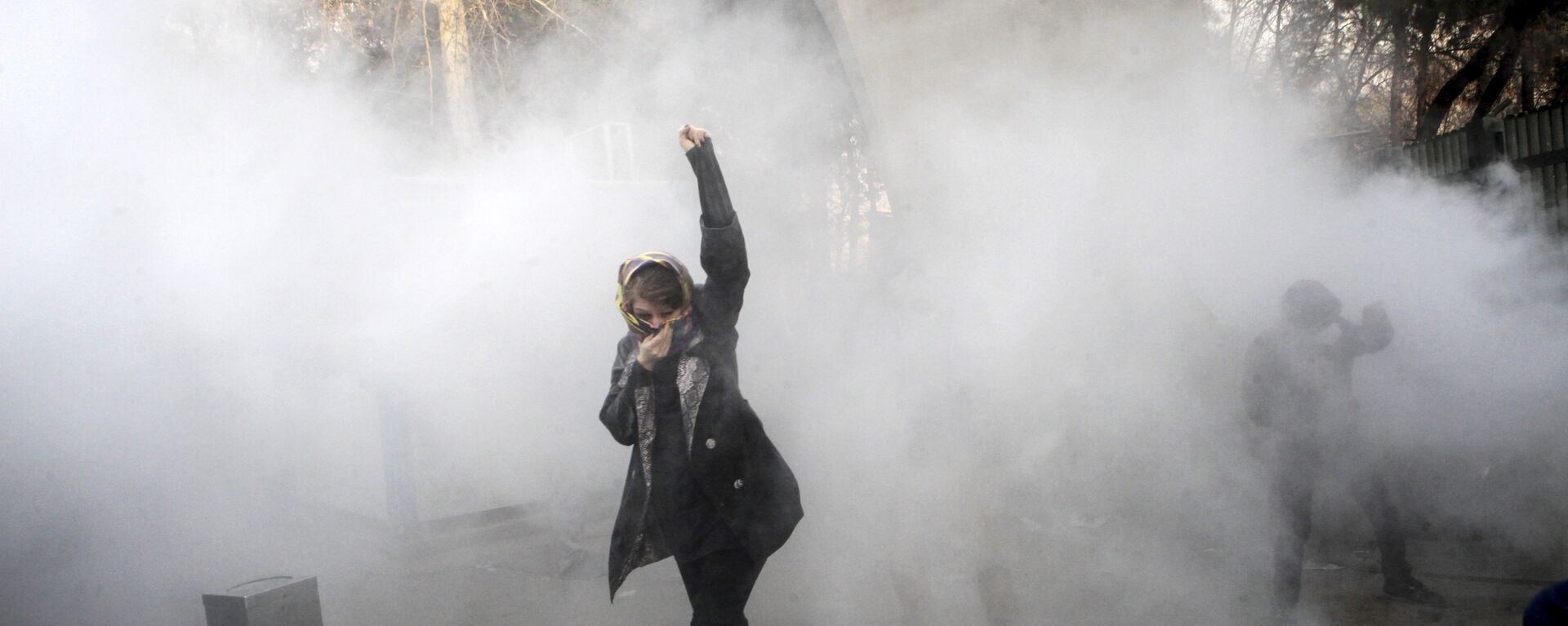 طالبة جامعية في مظاهرة داخل جامعة طهران وقت إلقاء قنبلة دخان من قبل الشرطة الإيرانية لمكافحة الشغب - سبوتنيك عربي, 1920, 04.04.2024