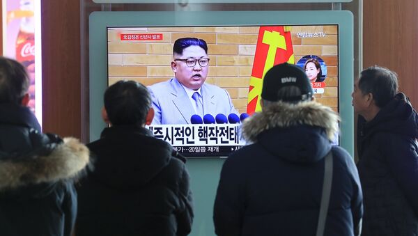 مواطنون يشاهدون كلمة زعيم كوريا الشمالية كيم جونغ أون - سبوتنيك عربي