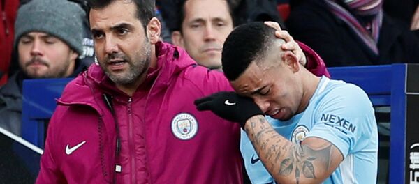 مهاجم نادي مانشستر سيتي غابرييل جيسوس، يغادر الملعب وسط دموعه، بعدما سقط بشكل غريب خلال الشوط الأول من المباراة ضد فريق كريستال بالاس 31 ديسمبر/كانون الأول 2017 - سبوتنيك عربي