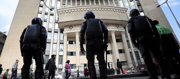 قوات الأمن المصرية تقف حراسة خارج المحكمة خلال محاكمة محامي حقوق الإنسان والمرشح الرئاسي السابق خالد علي في القاهرة - سبوتنيك عربي