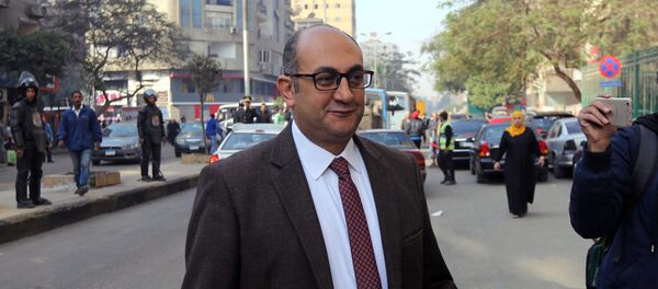 المحامي المصري والمرشح الرئاسي السابق خالد علي إلى المحكمة خلال محاكمته في القاهرة - سبوتنيك عربي