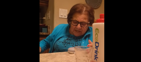 سيدة عجوز تحاول إستخدام مساعد غوغل - سبوتنيك عربي