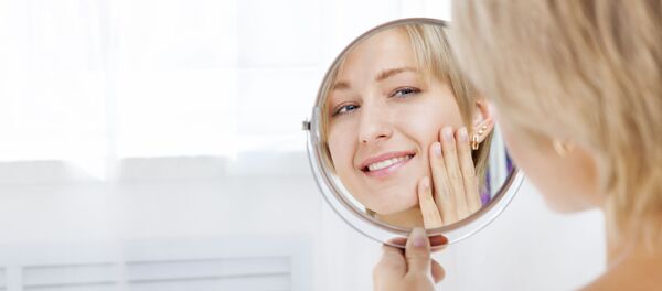 فتاة تنظر في المرآة - سبوتنيك عربي