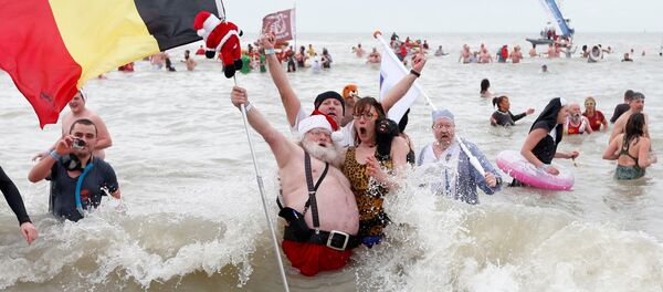 آلاف البلجيكيين يتحدون البرد القارس ويسبحون في بحر الشمال آلاف البلجيكيين يتحدون البرد القارس ويسبحون في بحر الشمال - سبوتنيك عربي