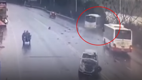 سقوط الحافلة في النهر - سبوتنيك عربي