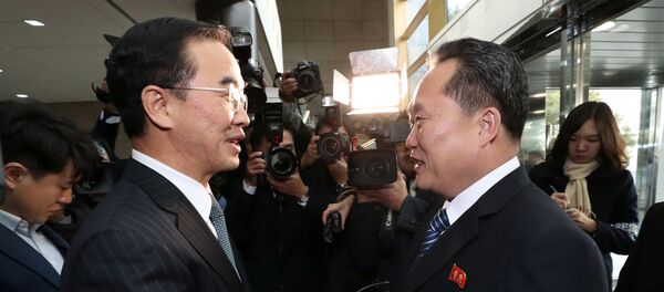 رئيس وفد كوريا الشمالية في لقاء مع زميله من كوريا الجنوبية - سبوتنيك عربي