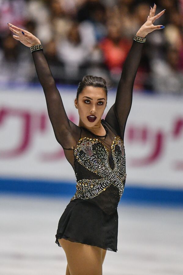 المتزلجة على الجليد الكندية غابريل  ديلمين خلال أدائها في برنامج قصير للتزلج الفردي للنساء في طوكيو - سبوتنيك عربي