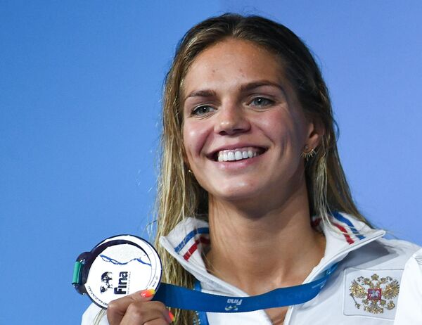 الرياضية الروسية يوليا إفيموفا، التي فازت بالميدالية الفضية في مسابقات السباحة لمسافة 50 مترا بين النساء في بطولة العالم الـ 17 للرياضات المائية في بودابست، المجر - سبوتنيك عربي