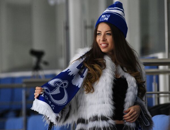 مشجعة فريق خا كا دينامو قبيل بدء المباراة بين الفريق وفريق خا كا ميتالورغ - سبوتنيك عربي