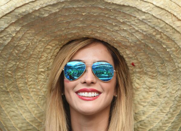 مشجعة مكسيكية خلال مباراة كأس القارات لكرة القدم لعام 2017 في روسيا - سبوتنيك عربي