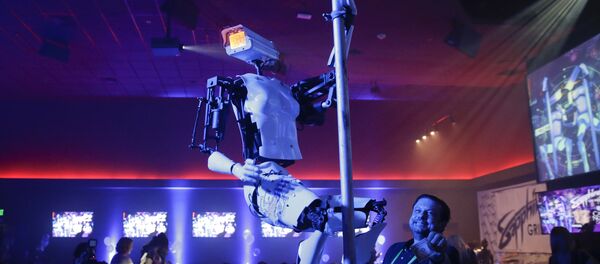 روبوت يرقص على عامود تعري على هامش معرض CES للتكنولوجيا في مدينة لاس فيغاس الأمريكية في يناير/كانون الثاني 2018 روبوت يرقص على عامود تعري على هامش معرض CES للتكنولوجيا في مدينة لاس فيغاس الأمريكية في يناير/كانون الثاني 2018 - سبوتنيك عربي