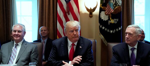 ترامب يتوسط وزيري الدفاع والخارجية ترامب يتوسط وزيري الدفاع والخارجية - سبوتنيك عربي