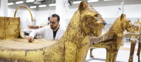 السرير الجنائزي من قبر الفرعون توت عنخ أمون في مركز ترميم الآثار التابع للمتحف المصري الكبير في الجيزة - سبوتنيك عربي