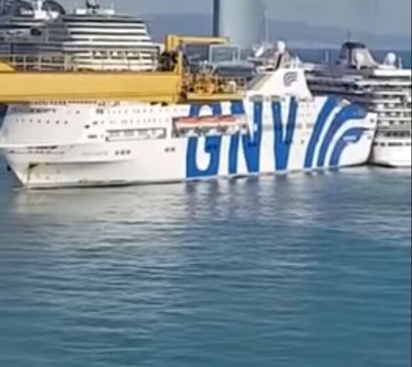 اصطدام سفينة سياحية بعبارة - سبوتنيك عربي