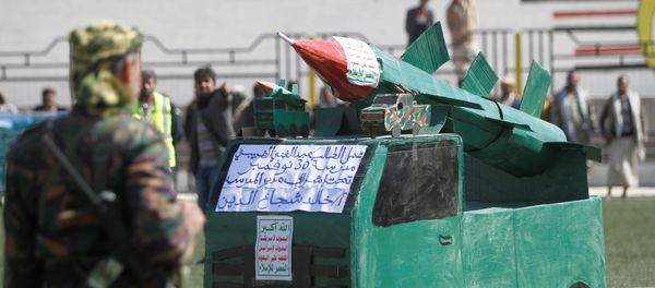 جندي من أنصار الله يقف أمام نموذج كرتون لصاروخ خلال تجمع بمناسبة 1000 يوم من التدخل العسكري بقيادة السعودية في الصراع اليمني جندي من أنصار الله يقف أمام نموذج كرتون لصاروخ خلال تجمع بمناسبة 1000 يوم من التدخل العسكري بقيادة السعودية في الصراع اليمني - سبوتنيك عربي