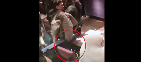 سرقة فتاة بطريقة محترفة في مطعم مزدحم - سبوتنيك عربي