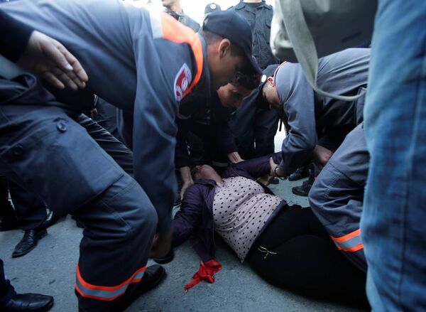 متظاهرة تونسية سقطت على الأرض، 14 يناير/ كانون الثاني - سبوتنيك عربي