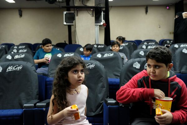 الأطفال في أول سينما في المملكة العربية السعودية في جدة على مدى 35 سنة - سبوتنيك عربي