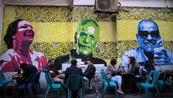 جدارية تضم صور أم كلثوم ونجيب محفوظ وأحمد فؤاد نجم بمقهى في القاهرة - سبوتنيك عربي