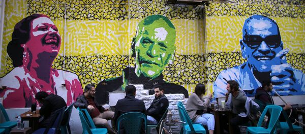 جدارية تضم صور أم كلثوم ونجيب محفوظ وأحمد فؤاد نجم بمقهى في القاهرة - سبوتنيك عربي