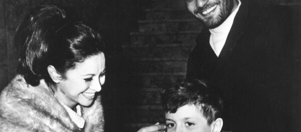 الممثلة المصرية فاتن حمامة مع زوجها الممثل عمر الشريف وابنهما طارق في عام 1965 - سبوتنيك عربي