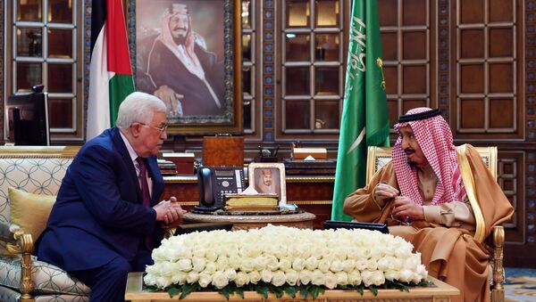ملك السعودية سلمان بن عبد العزيز مع الرئيس الفلسطيني محمد عباس - سبوتنيك عربي