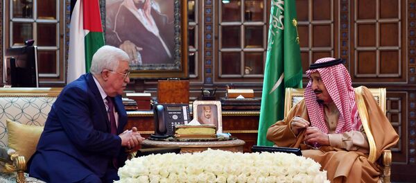 ملك السعودية سلمان بن عبد العزيز مع الرئيس الفلسطيني محمد عباس - سبوتنيك عربي