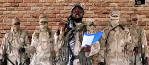 زعيم جماعة من فصائل جماعة بوكو حرام، أبو بكر شيكاو يتحدث أمام الحراس في مكان مجهول في نيجيريا - سبوتنيك عربي