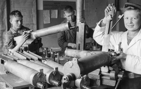 تلاميذ المدارس يجمعون الرشاشات في مصنع لينوتيب قبل توجهها إلى البجهات القتالية ضد ألمانيا النازية - سبوتنيك عربي