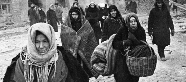 سكان مدينة لينينغراد المحاصرة يخرجون من منازلهم بعد إطلاق صافرات إنذار - سبوتنيك عربي