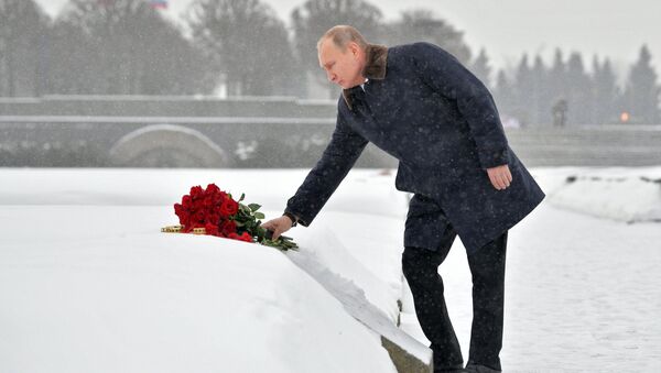 بوتين يضع الورود على النصب التذكاري لضحايا حصار لينينغراد، 18 يناير/كانون الثاتي 2018 - سبوتنيك عربي