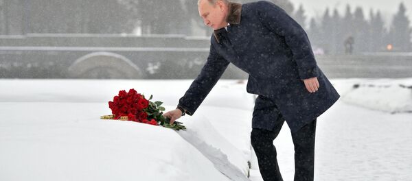 بوتين يضع الورود على النصب التذكاري لضحايا حصار لينينغراد، 18 يناير/كانون الثاتي 2018 - سبوتنيك عربي