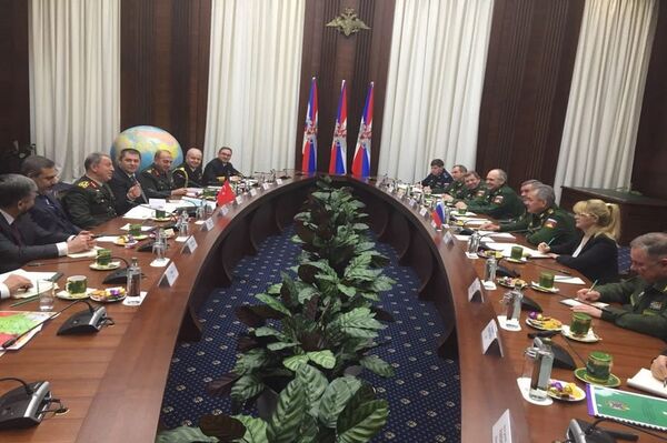 شويغو ورئيسي الأركان والاستخبارات التركية يبحثون قضايا الشرق الأوسط - سبوتنيك عربي