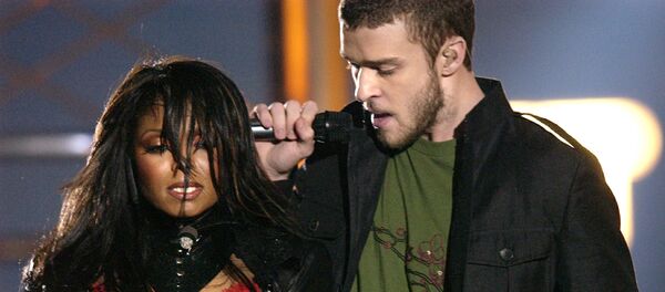 المطربان الأمريكيان جستن تمبرليك وجانيت جاكسون في حفل السوبر بول الأمريكية في 2001 - سبوتنيك عربي