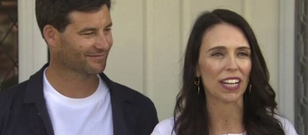 رئيسة وزراء نيوزيلندا جاسيندا أرديرن مع زوجها تعلن عن حملها في طفلها الأول - سبوتنيك عربي