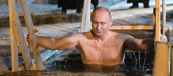 الرئيس فلاديمير بوتين يشارك في احتفالات عيد الغطاس في بحيرة سيليغر، 19 يناير/ كانون الثاني 2018 - سبوتنيك عربي