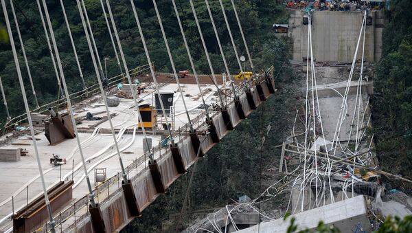 إنهيار جسر في فيغويابيتال الذي يربط بين بوغوتا وفيلافيسينسو، كولومبيا 15 يناير/ كانون الثاني 2018 - سبوتنيك عربي