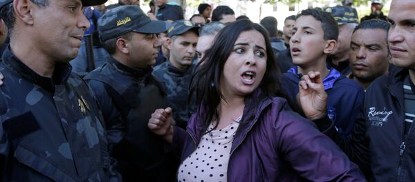  الشرطة خلال الاحتجاجات في الذكرى السابعة للإطاحة بالرئيس التونسي زين العابدين بن علي في مدينة تونس، تونس 14 يناير/ كانون الثاني 2018 - سبوتنيك عربي