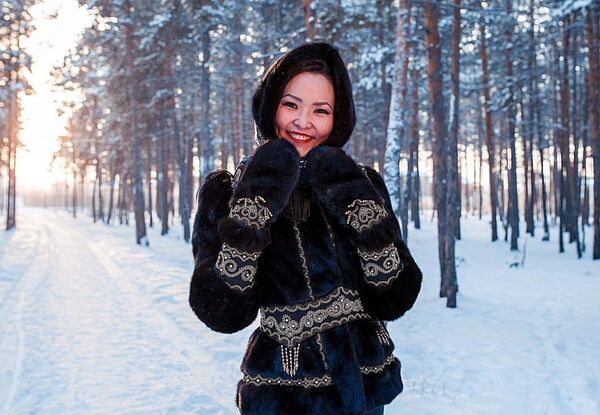 فتاة ترتدي معطفا - سبوتنيك عربي